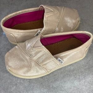 Girls TOMS Classic Slip-On Shoes – Shimmery Champagne/Blush